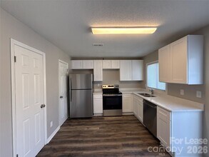 300 N Main St in Mount Holly, NC - Building Photo - Building Photo