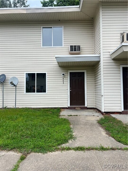 403 Monticello Dr in Hopewell, VA - Building Photo
