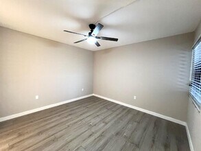 5212 Lake Village Dr in Sarasota, FL - Building Photo - Building Photo