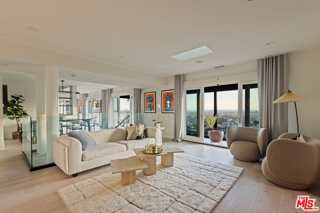 8430 Franklin Ave in Los Angeles, CA - Building Photo
