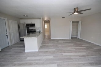 671 Allegheny Dr, Unit 449 in Sun City Center, FL - Building Photo - Building Photo