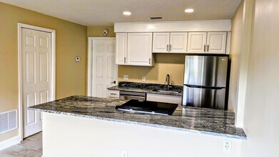 Tropical Breeze Apartments in St. Petersburg, FL - Building Photo - Building Photo