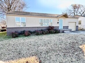 202 E 6th St in Owasso, OK - Building Photo - Building Photo