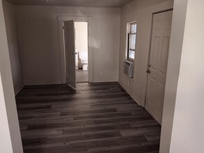 112 E Nelson St, Unit upstairs#200 in Longview, TX - Foto de edificio - Building Photo