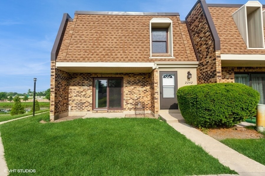 2242 Country Club Dr in Woodridge, IL - Building Photo