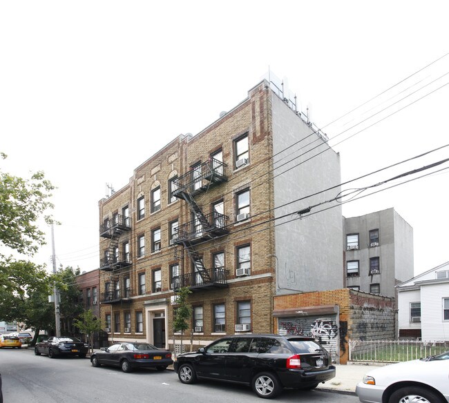 110 Wyona St in Brooklyn, NY - Foto de edificio - Building Photo
