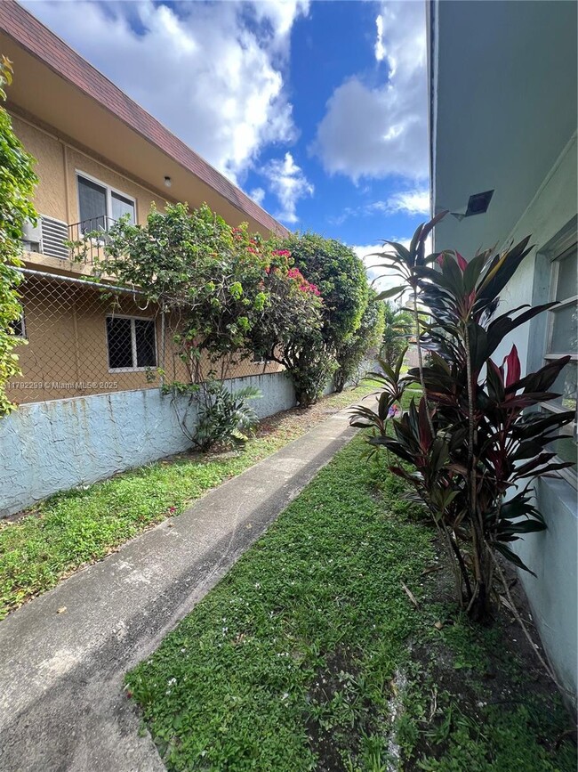 2148 NW Flagler Terrace in Miami, FL - Building Photo - Building Photo