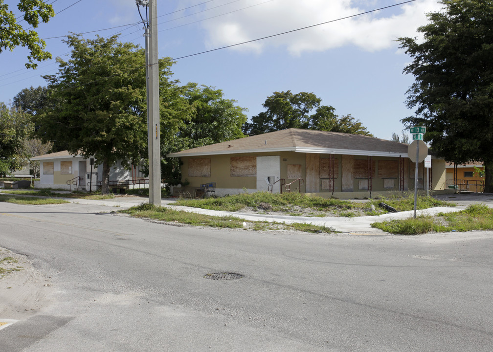 1301 NE 111th St in Miami, FL - Building Photo