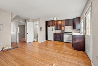 309 W 10th St in Cedar Falls, IA - Building Photo - Building Photo