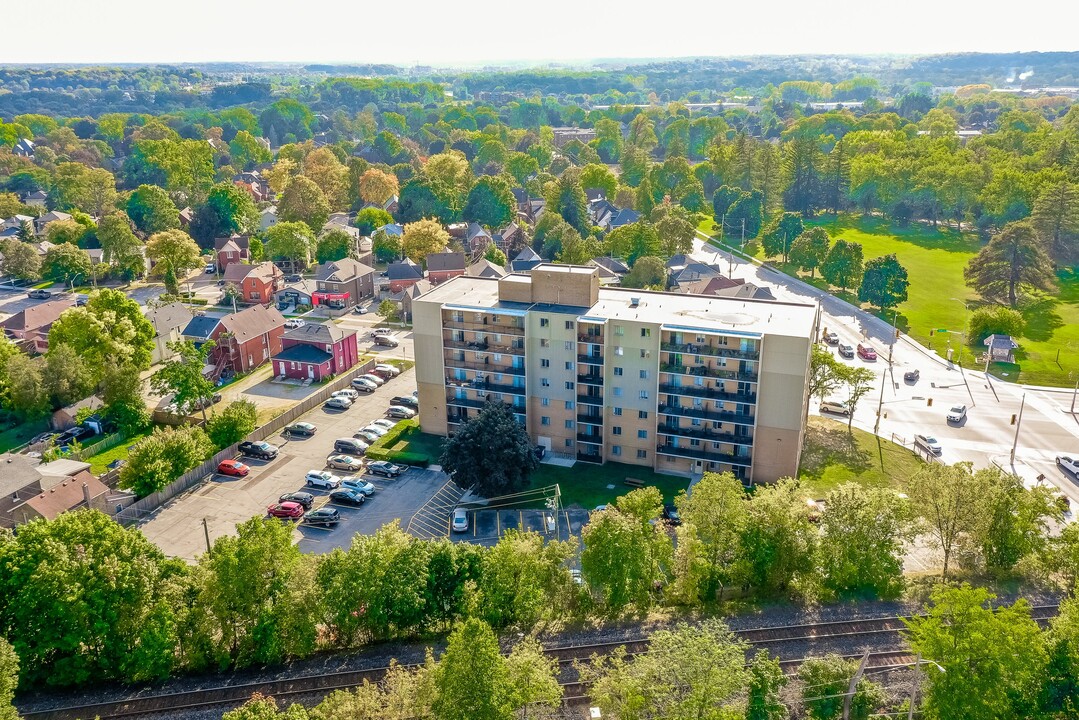 Brant Manor Apartments in Brantford, ON - Building Photo