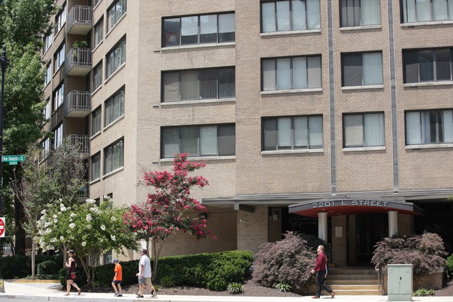 2201 L St NW, Unit 416 in Washington, DC - Building Photo - Building Photo