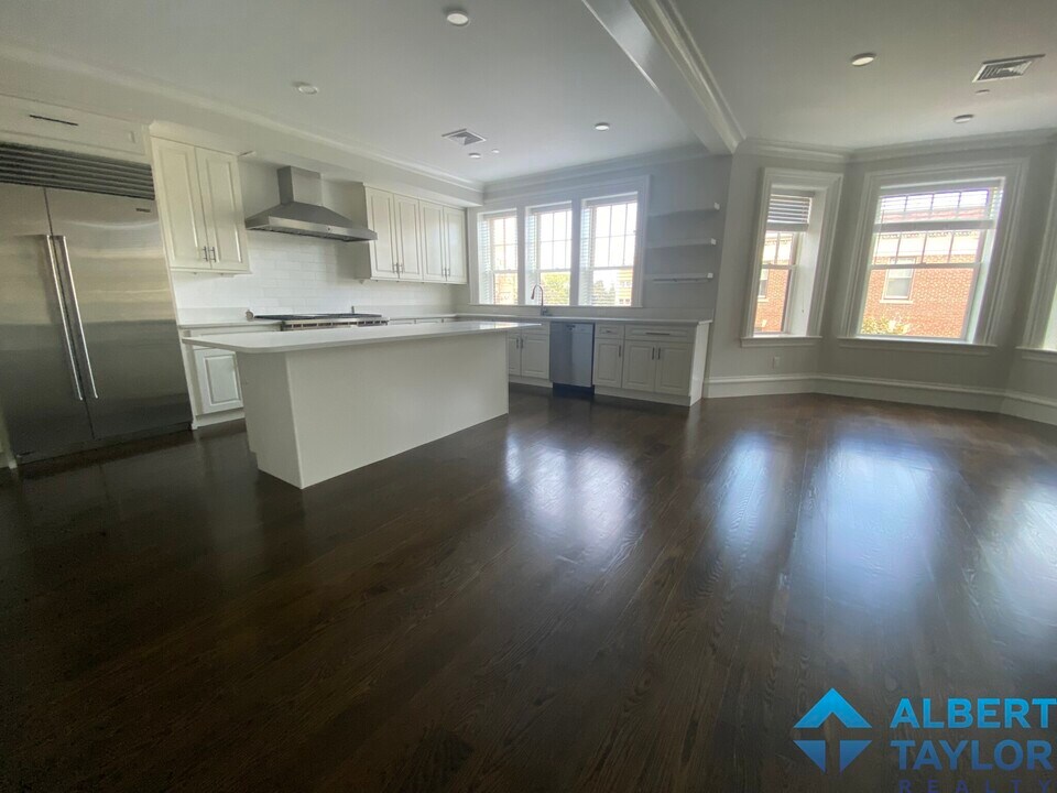 11 Alton Pl, Unit 3 in Brookline, MA - Building Photo