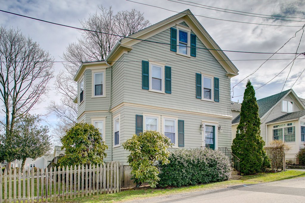 16 Robinson St in Newport, RI - Building Photo