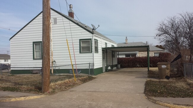 301 E 7th St in Hoisington, KS - Building Photo - Building Photo