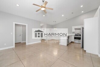 5326 N Hillside St in Wichita, KS - Foto de edificio - Building Photo