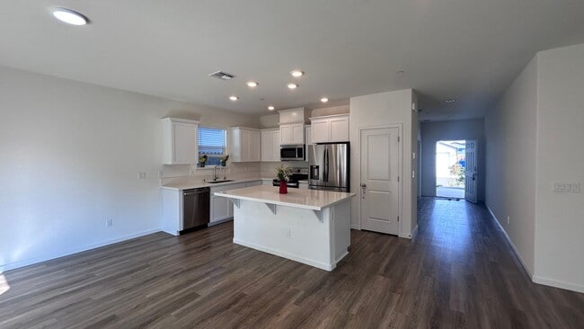 577 Bedfordshire Dr in Patterson, CA - Building Photo - Building Photo