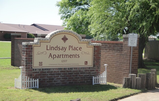 1207 W Cherokee St in Lindsay, OK - Building Photo - Building Photo