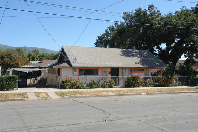 902 E Pleasant St in Santa Paula, CA - Building Photo - Building Photo