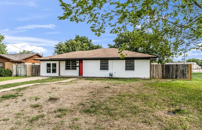 105 S Broadway St in Caldwell, TX - Building Photo - Building Photo