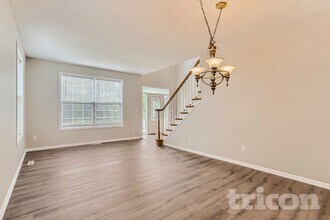 15012 Viewcrest Ln in Burnsville, MN - Foto de edificio - Building Photo