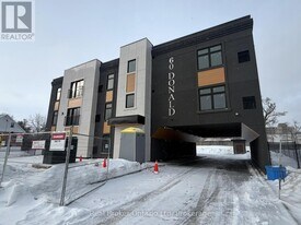 60 Donald St in Barrie, ON - Building Photo