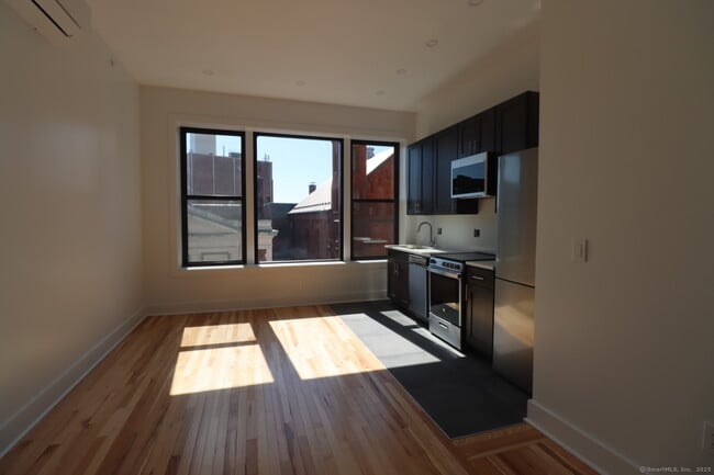 253 State St in New London, CT - Building Photo - Building Photo