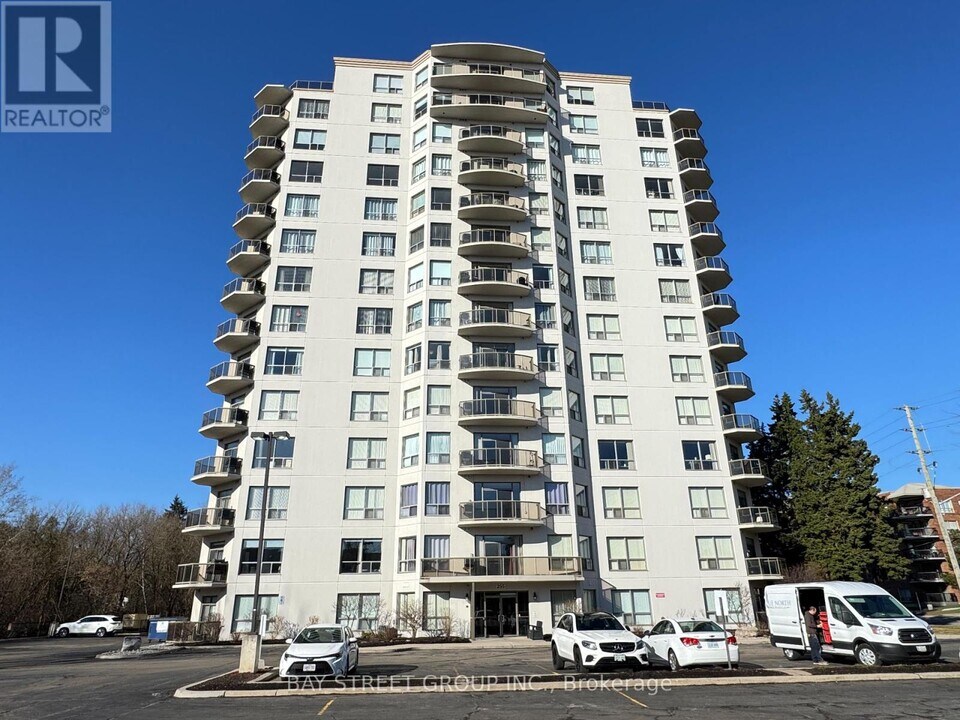 255-255 Keats Way in Waterloo, ON - Building Photo
