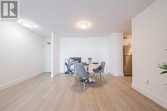 2220 Marine Dr in Oakville, ON - Building Photo - Building Photo