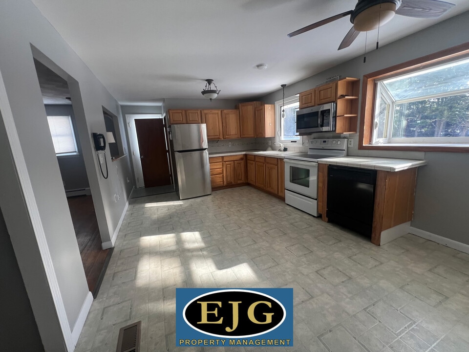 75 Indian Acres Dr in Hinsdale, NH - Building Photo