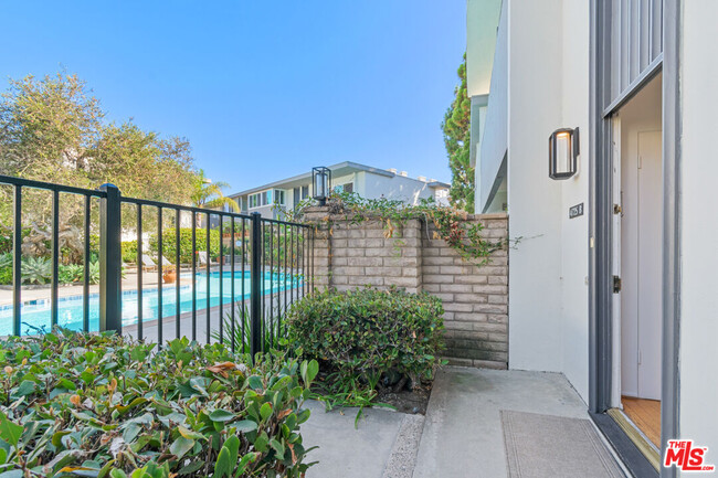 4725 La Villa Marina in Marina Del Rey, CA - Building Photo - Building Photo