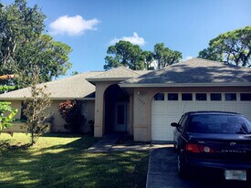 1337 Helvenston St NW in Palm Bay, FL - Building Photo