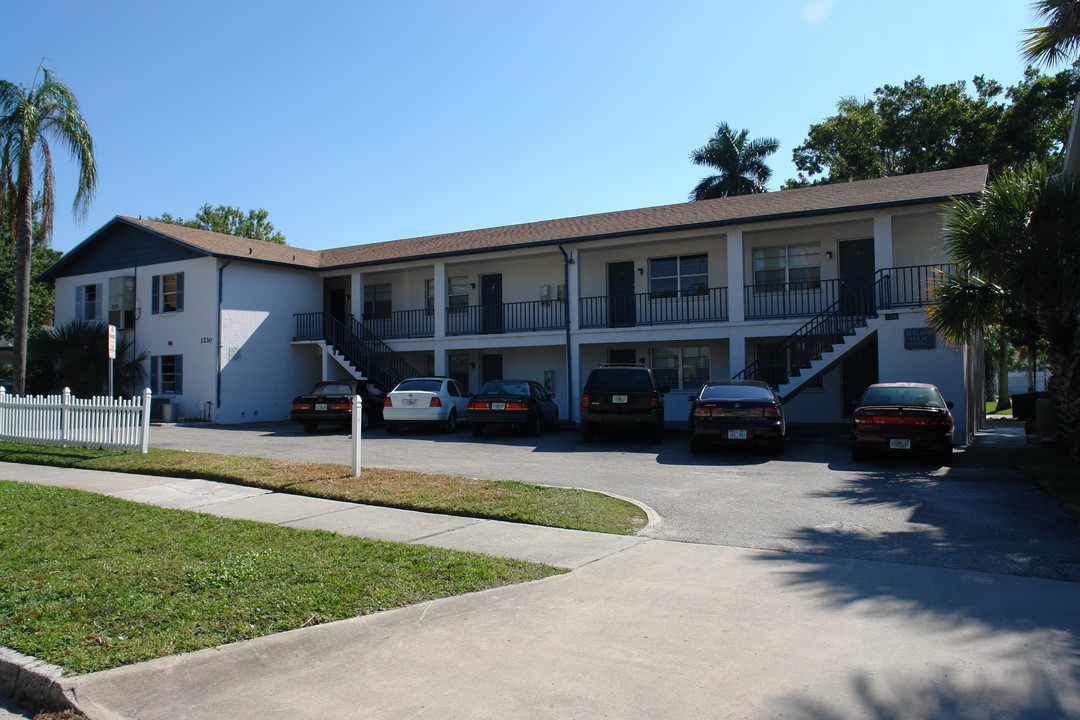 Holland House Apartments in Sarasota, FL - Building Photo