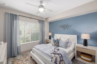 Azalea Park in Naples, FL - Foto de edificio - Interior Photo
