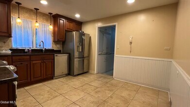 275 Bloomingrove Dr in Troy, NY - Building Photo - Building Photo