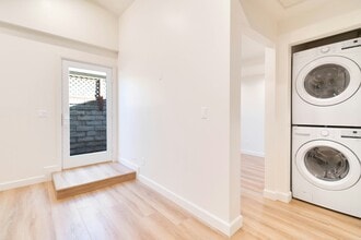 8326 Beckford Ave in Los Angeles, CA - Foto de edificio - Building Photo