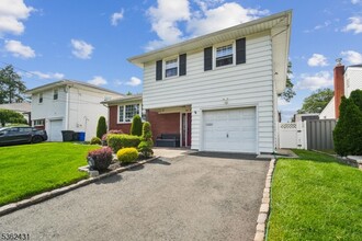 491 Ragland Dr in Roselle Park, NJ - Building Photo - Building Photo