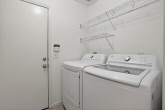 17627 S Summit Canyon Dr in Houston, TX - Building Photo - Building Photo