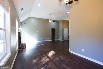 413 Vista Way in Loganville, GA - Foto de edificio - Building Photo