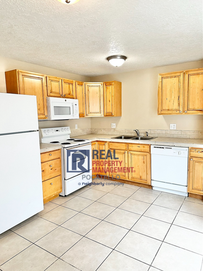 230 W Chubbuck Rd in Pocatello, ID - Building Photo - Building Photo
