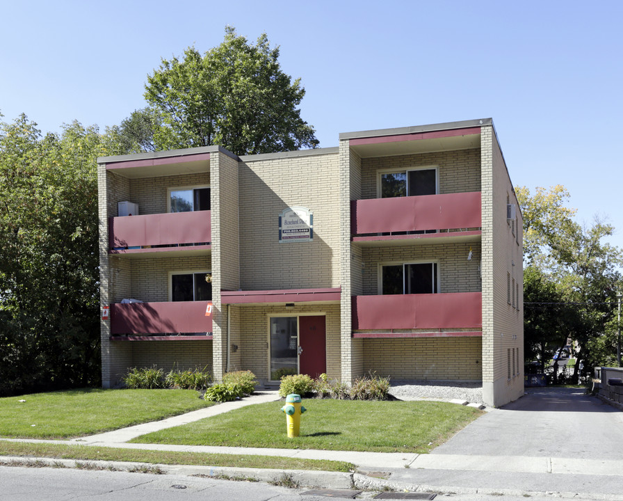 Stonehurst Place in Barrie, ON - Building Photo