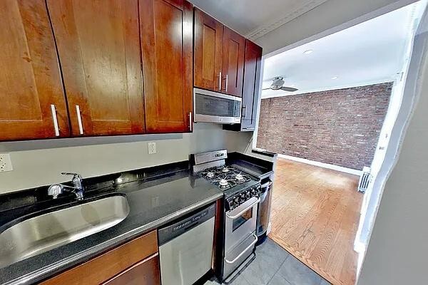 326 E 100th St in New York, NY - Building Photo - Building Photo
