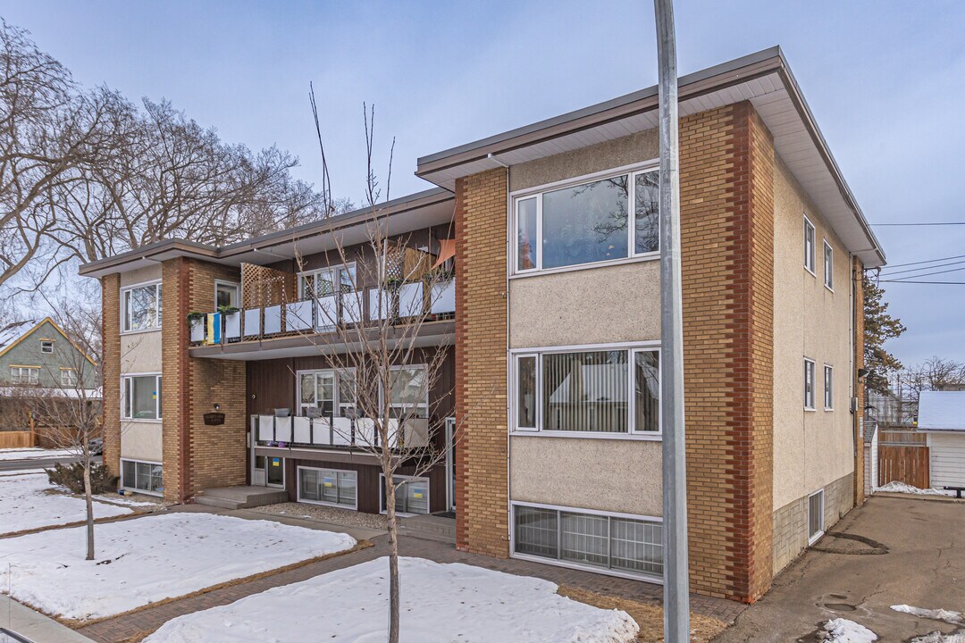 Golden Arm Apartments in Edmonton, AB - Building Photo