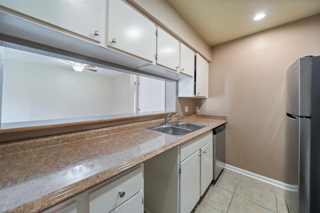 3055 Walnut Bend Ln in Houston, TX - Building Photo - Building Photo