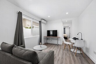 18017 Collins St in Los Angeles, CA - Building Photo - Building Photo