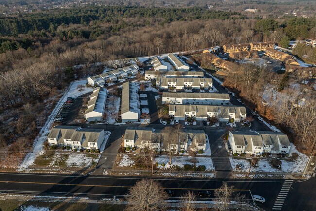 Chippenwood Estates in Bristol, CT - Building Photo - Building Photo