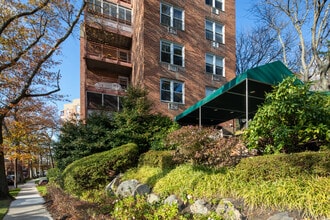 Wellesley Gardens in Little Neck, NY - Building Photo - Building Photo