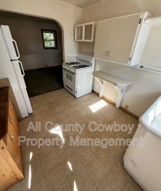 property at 513 E Custer St