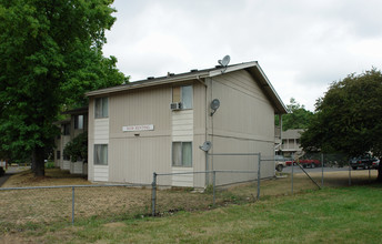 Imperial Arms Apartments in Springfield, OR - Building Photo - Building Photo