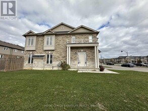40 Kingsborough Dr in Hamilton, ON - Building Photo - Building Photo