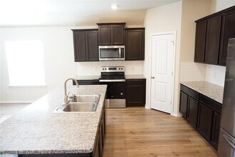 231 Reagor Dr in Taylor, TX - Building Photo - Building Photo